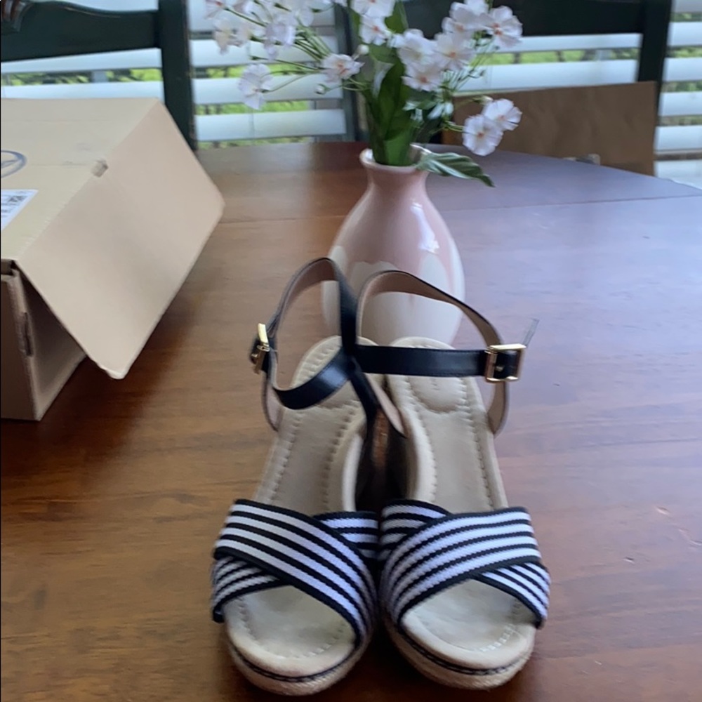 Size 8.5 M Taylor Cross Strap Espadrille